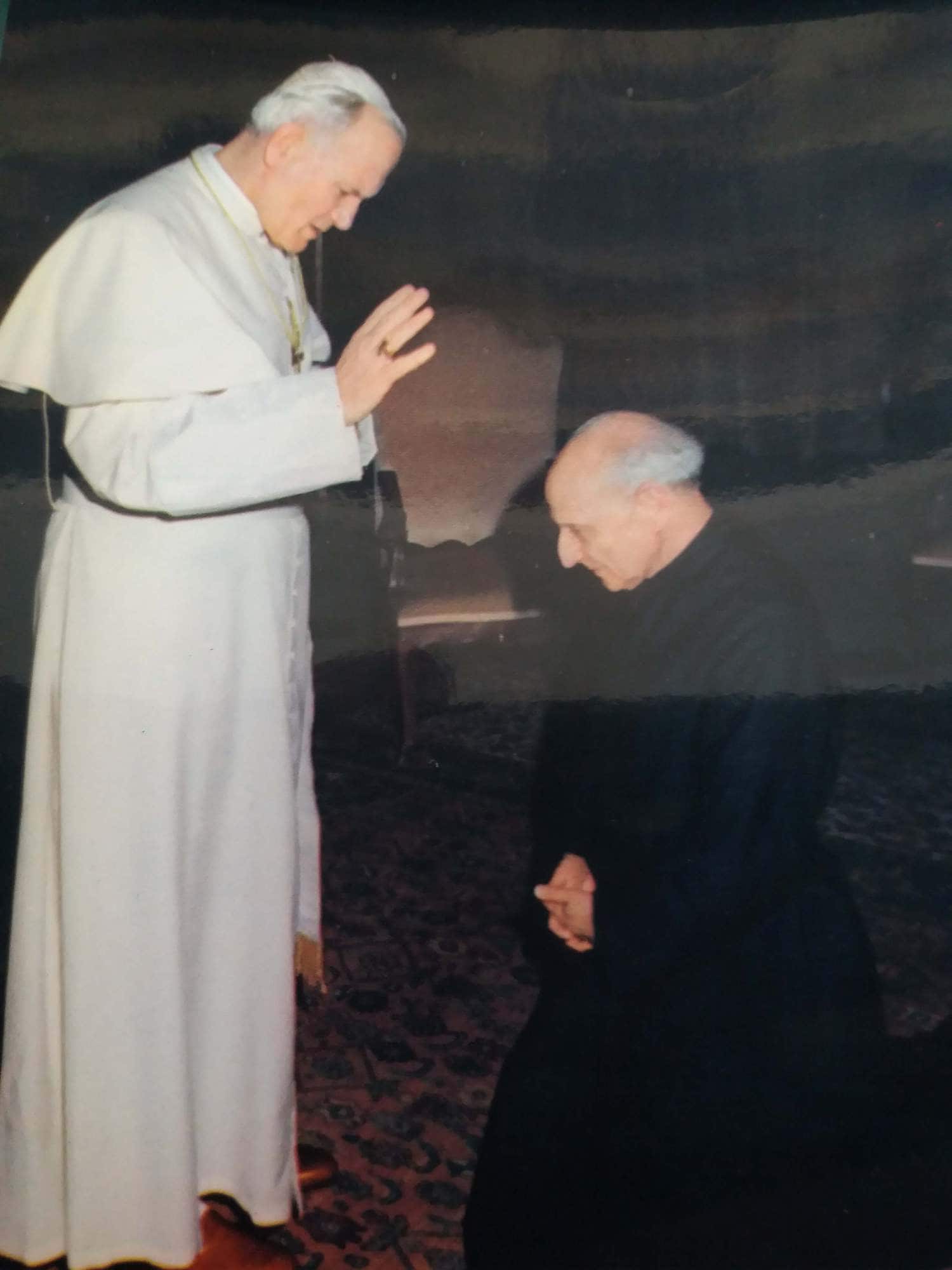 Arrupe%20a%20receber%20a%20b%C3%AAn%C3%A7%C3%A3o%20de%20Jo%C3%A3o%20Paulo%20II%20