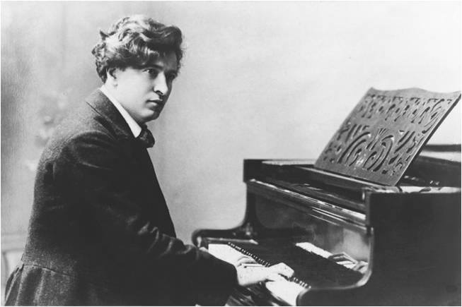 O%20compositor%20Ferruccio%20Busoni%20em%201865%2C%20aqui%20ao%20piano%2C%20dizia%20que%20%22m%C3%BAsica%20%C3%A9%20o%20ar%20sonoro%22