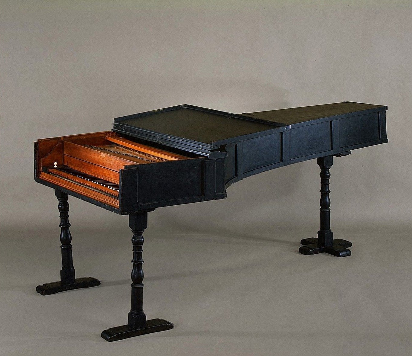 Piano%20constru%C3%ADdo%20por%20Bartolomeo%20Cristofori.%20Fonrte%3A%20https%3A%2F%2Fi.pinimg.com%2Foriginals%2Ff4%2F18%2F05%2Ff41805168581af066ba962bccf1e25ca.jpg