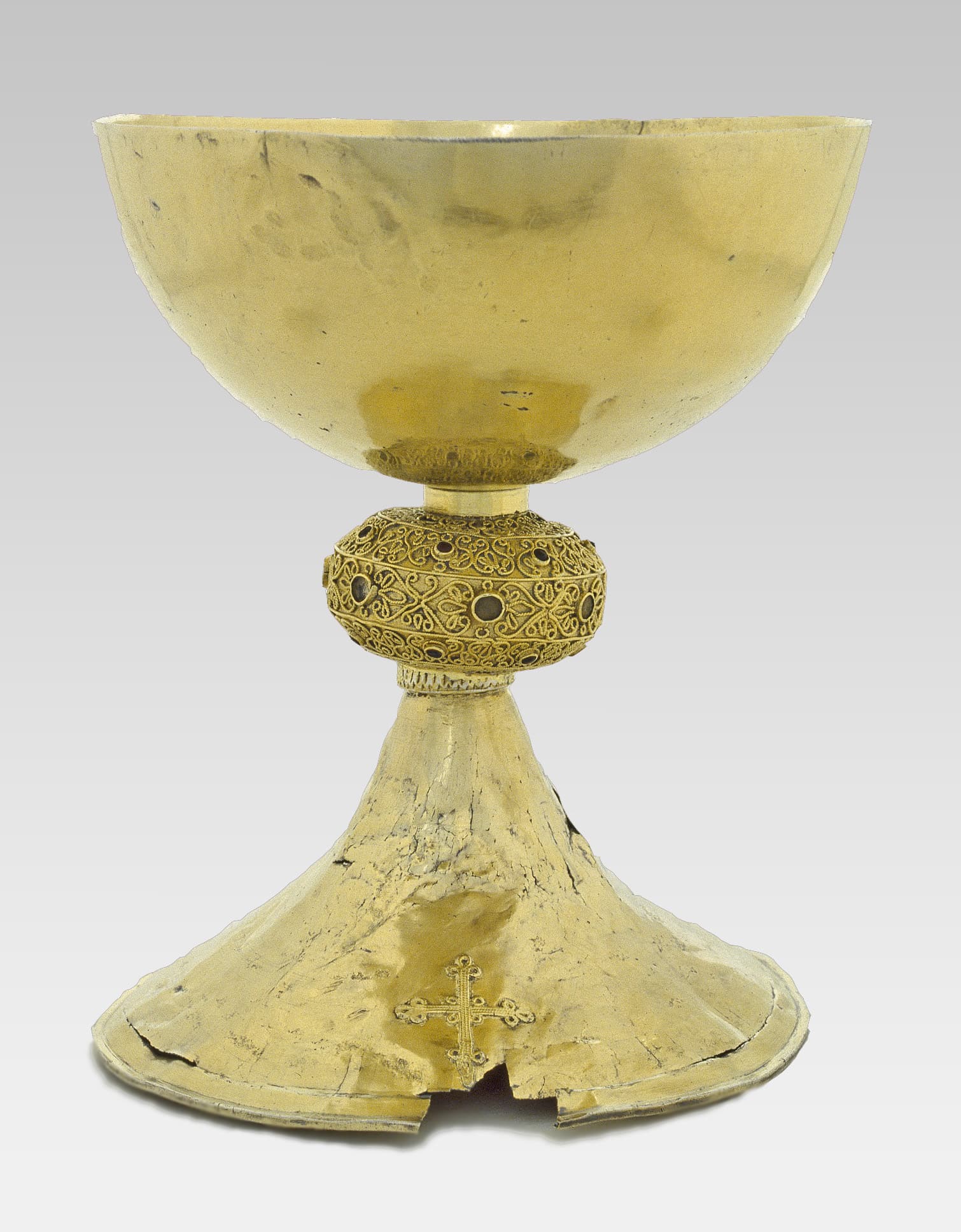 Fig. 1 Cálice  Século XII (c. 1178-1188) Prata dourada, vidros coloridos A 22 cm; Ø copa 18 cm; Ø base 18 cm Doado por D. Dulce ao Mosteiro de Santa Maria de Alcobaça MNAA, inv. 89 Our Fotografia © DGPC/LJF, Luís Piorro