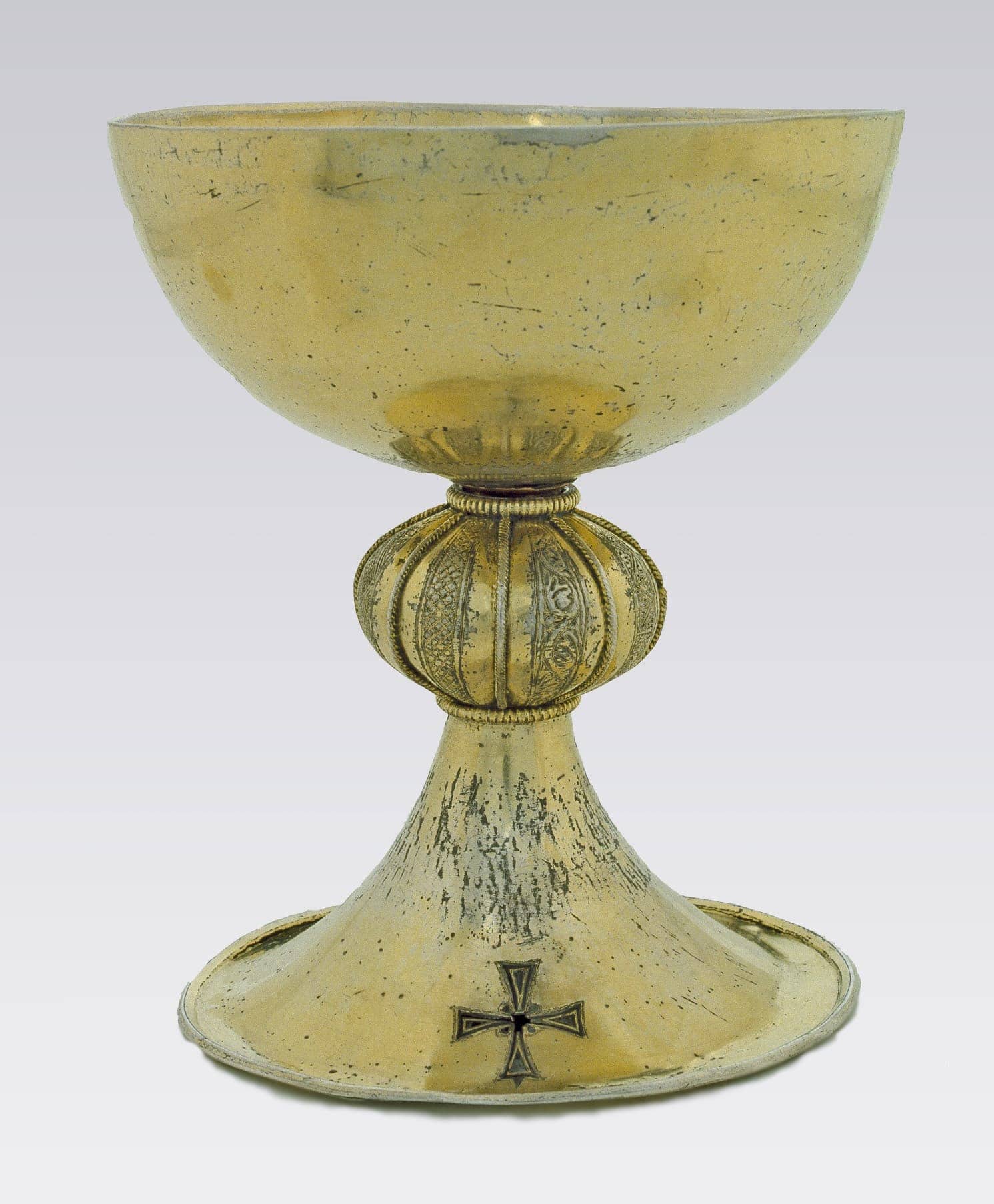 C%C3%A1lice%20S%C3%A9culo%20XII%20(segunda%20metade).%20Prata%20dourada%20-%20A%2018%20cm%3B%20%C3%98%20copa%2016%20cm%3B%20%C3%98%20base%2014%20cm%20(MNAA%2C%20inv.%2090%20Our)%20Fotografia%20%C2%A9%20DGPC%2FLJF%2C%20Lu%C3%ADs%20Piorro%20