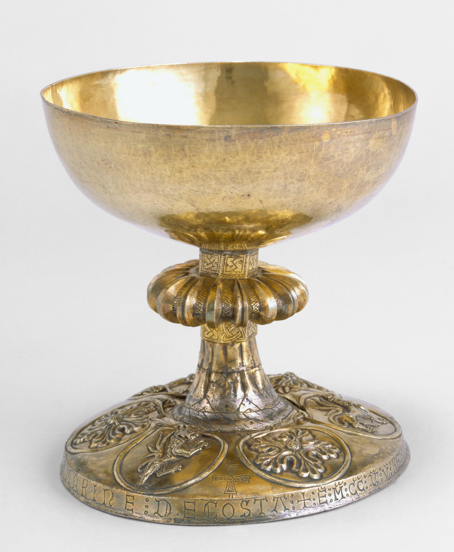 C%C3%A1lice%20S%C3%A9culo%20XII%20(1187).%20Prata%20dourada%20-%20A%2016%2C5%20cm%3B%20%C3%98%2015%2C5%20cm%20-%20Guimar%C3%A3es%2C%20Museu%20de%20Alberto%20Sampaio%20(inv.%20O-35)%20Fotografia%20%C2%A9%20DGPC%2FADF%2C%20Jos%C3%A9%20Pessoa%20