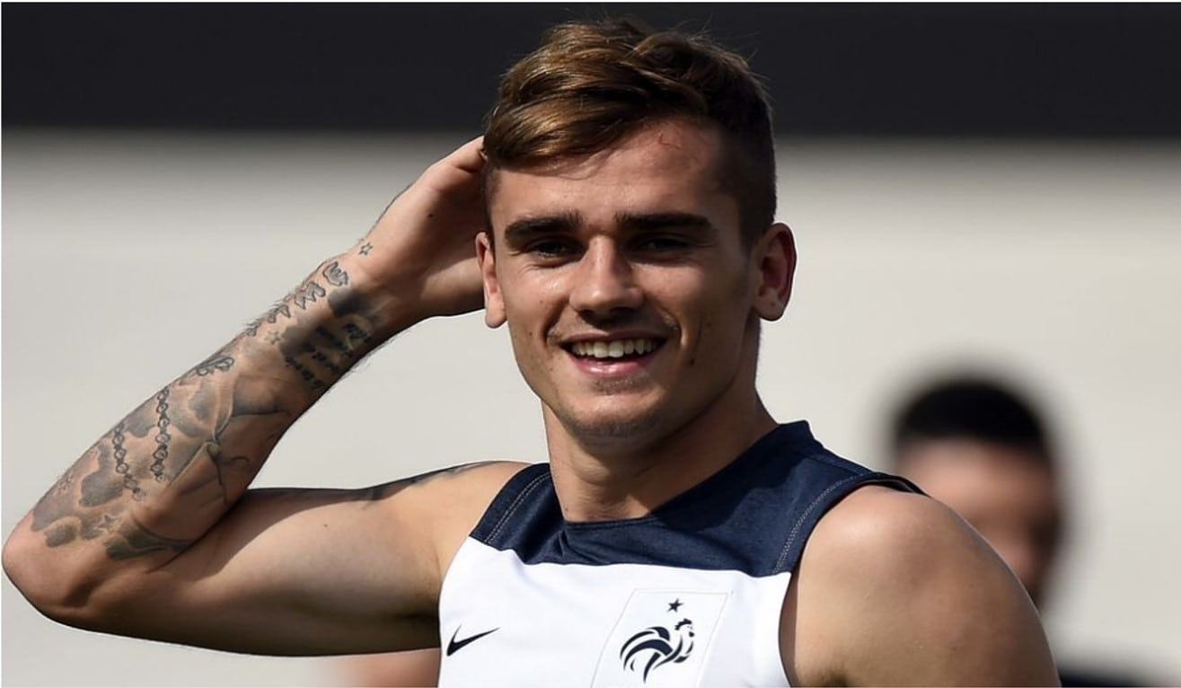Antoine%20Griezmann%2C%20o%20melhor%20jogador%20do%20Euro%202016%2C%20tem%20tatuado%20no%20antebra%C3%A7o%20um%20ter%C3%A7o%20com%20o%20rosto%20da%20Virgem%20Maria.%20Na%20imagem%2C%20%C3%A9%20poss%C3%ADvel%20ver%20perto%20do%20cotovelo%20o%20rosto%20orante%20de%20Maria%2C%20coroado%20de%20estrelas%2C%20e%20algumas%20contas%20do%20ter%C3%A7o%20a%20sair-lhe%20do%20v%C3%A9u.