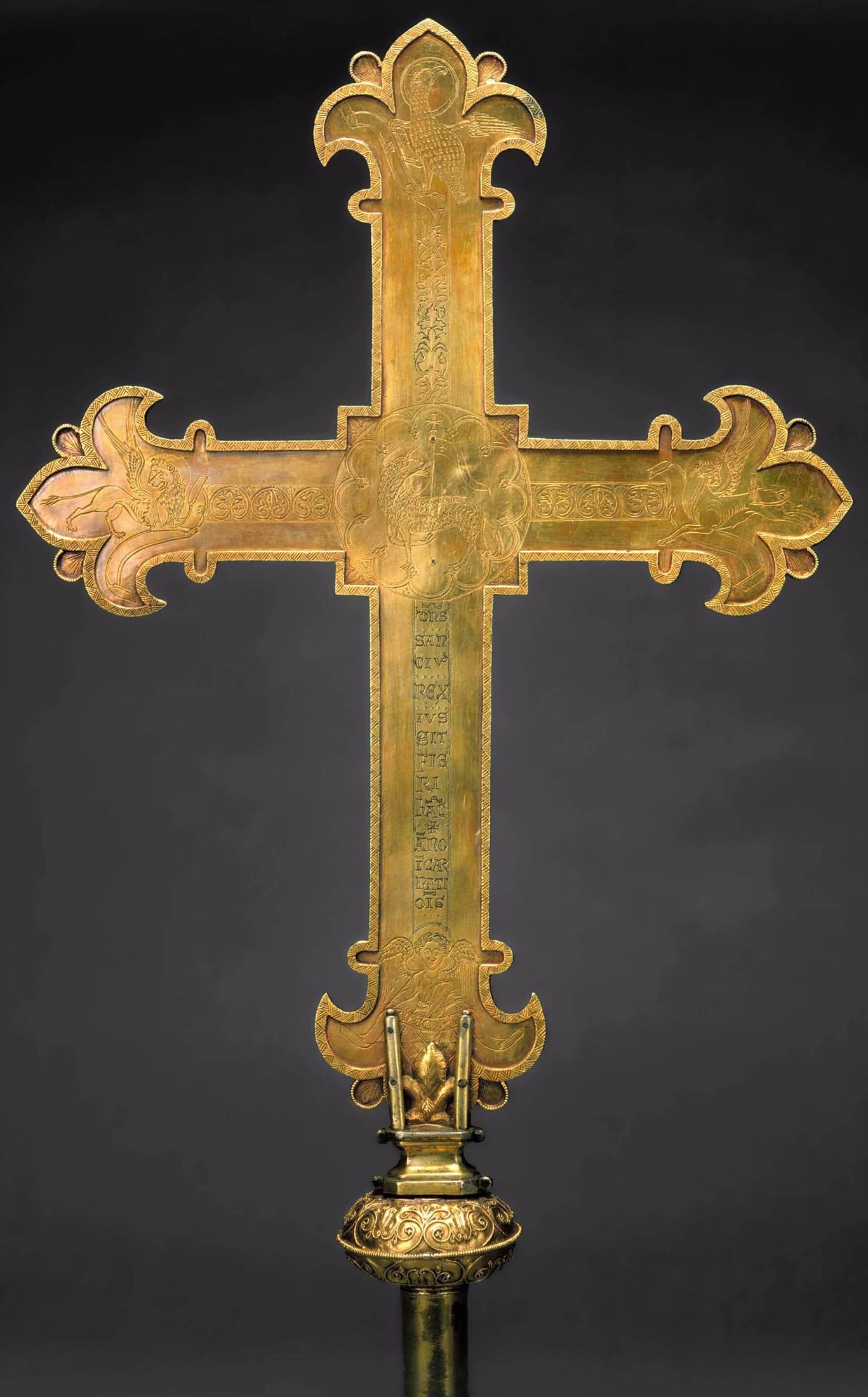 Reverso%20da%20cruz%20processional%20(dita%20Cruz%20de%20D.%20Sancho%20I)%20S%C3%A9culo%20XIII%20(datada%20de%201214)%20Ouro%2C%20safiras%2C%20granadas%2C%20p%C3%A9rolas%20A%2065%20x%20L%2034%2C5%20cm%20MNAA%2C%20inv.%20540%20Our%20Fotografia%20%C2%A9%20DGPC%2FADF%2C%20Jos%C3%A9%20Pessoa%20