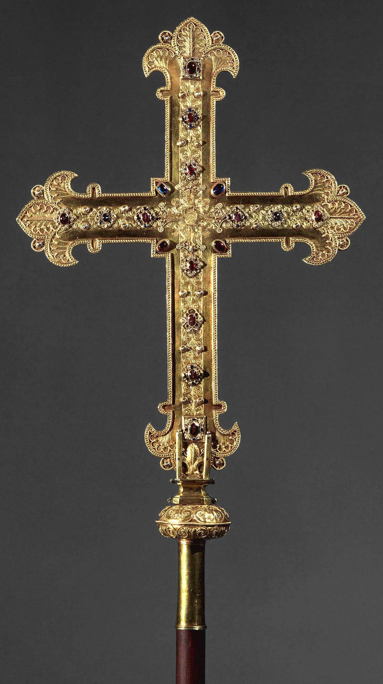 Cruz%20processional%20(dita%20Cruz%20de%20D.%20Sancho%20I)%20S%C3%A9culo%20XIII%20(datada%20de%201214)%20Ouro%2C%20safiras%2C%20granadas%2C%20p%C3%A9rolas%20A%2065%20x%20L%2034%2C5%20cm%20MNAA%2C%20inv.%20540%20Our%20Fotografia%20%C2%A9%20DGPC%2FADF%2C%20Jos%C3%A9%20Pessoa%20