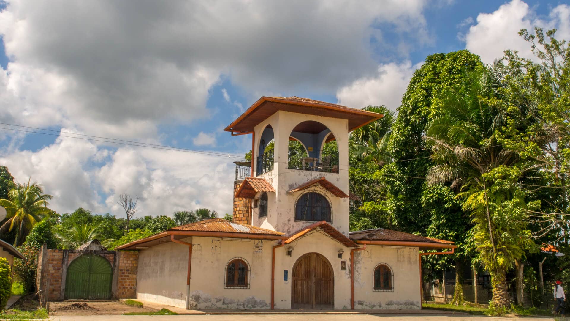 S%C3%A3o%20Tom%C3%A1s%2C%20Per%C3%BA%20-%20Igreja%20situada%20numa%20vila%20amaz%C3%B3nica%20
