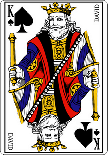 Nos%20bons%20velhos%20jogos%20de%20cartas%2C%20o%20rei%20David%20esconde-se%20sob%20a%20figura%20do%20rei%20de%20espadas%3A%20a%20lira%20que%20segura%20na%20m%C3%A3o%20direita%20%C3%A9%20um%20dos%20seus%20s%C3%ADmbolos%20iconogr%C3%A1ficos%2C%20lembrando%20que%2C%20de%20acordo%20com%20a%20tradi%C3%A7%C3%A3o%20b%C3%ADblica%2C%20o%20rei%20David%20ter%C3%A1%20composto%20e%20cantado%20Salmos.