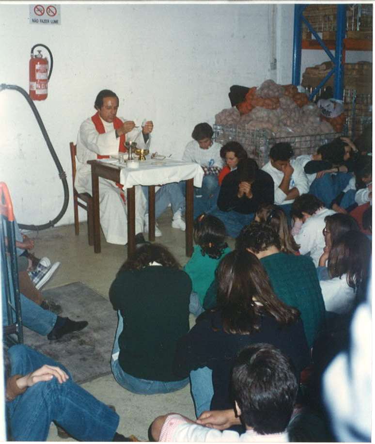 P.%20Ant%C3%B3nio%20celebrando%20Missa%20no%20armaz%C3%A9m%20do%20Banco%20Alimentar%20de%20Lisboa-%20