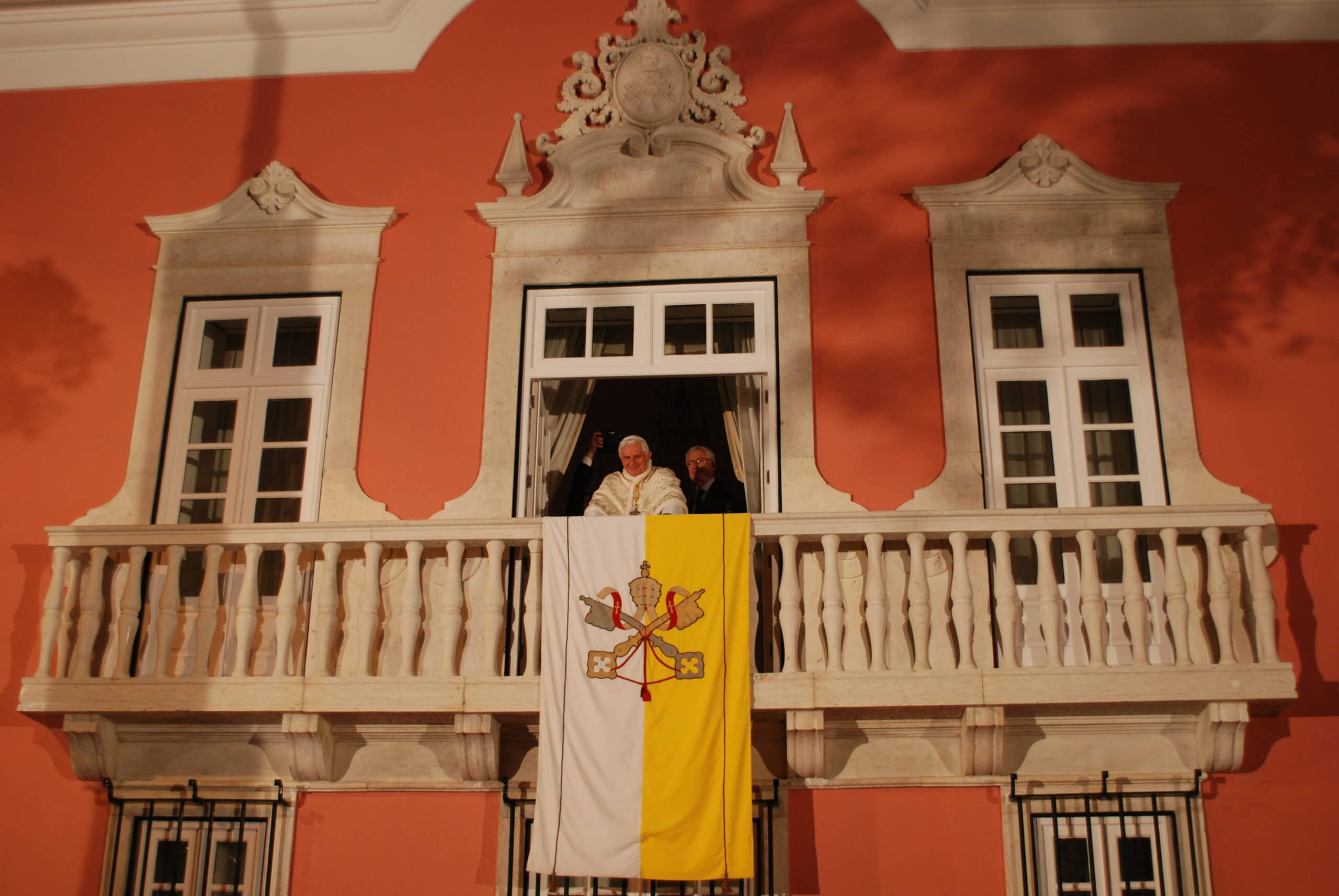 A%20saudar%20os%20jovens%20na%20varanda%20da%20Nunciatura%2C%20em%20Lisboa%2C%20quando%20estes%20lhe%20foram%20cantar%20%C3%A0%20janela%2C%20ap%C3%B3s%20a%20missa%20no%20Terreiro%20do%20Pa%C3%A7o%2C%20a%2011%20de%20maio%20de%202010.