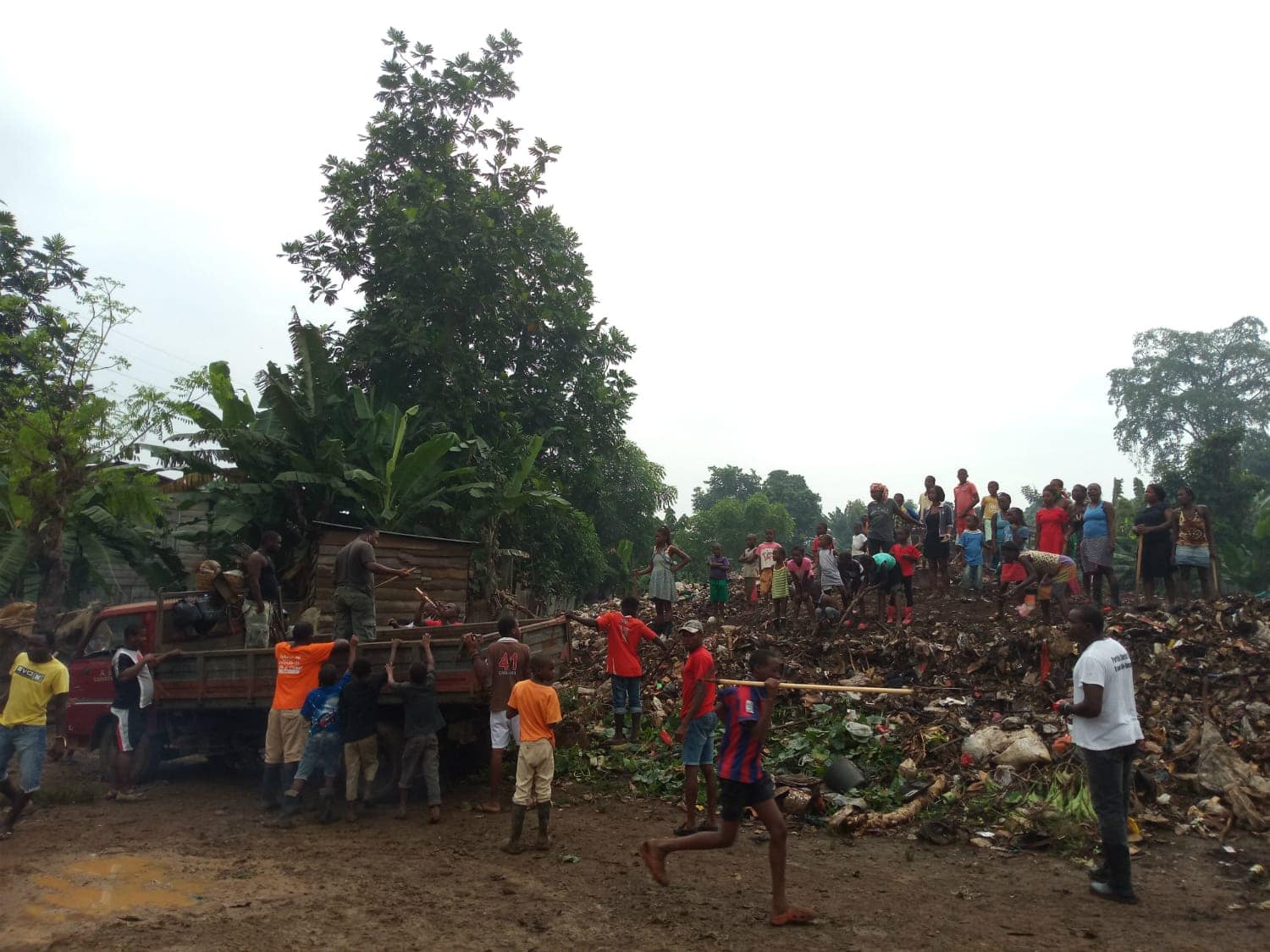Limpeza Lixo_Grupo Comunitário São Tomé